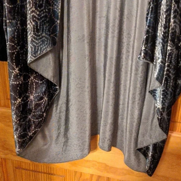 Johnny Was Elegant Black and Gray Velvet Kimono Open Cardigan - Picture 9 of 9
